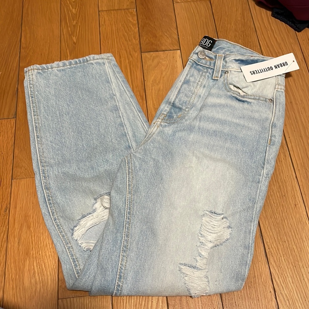 BDG light wash distressed straight jeans // size 26
